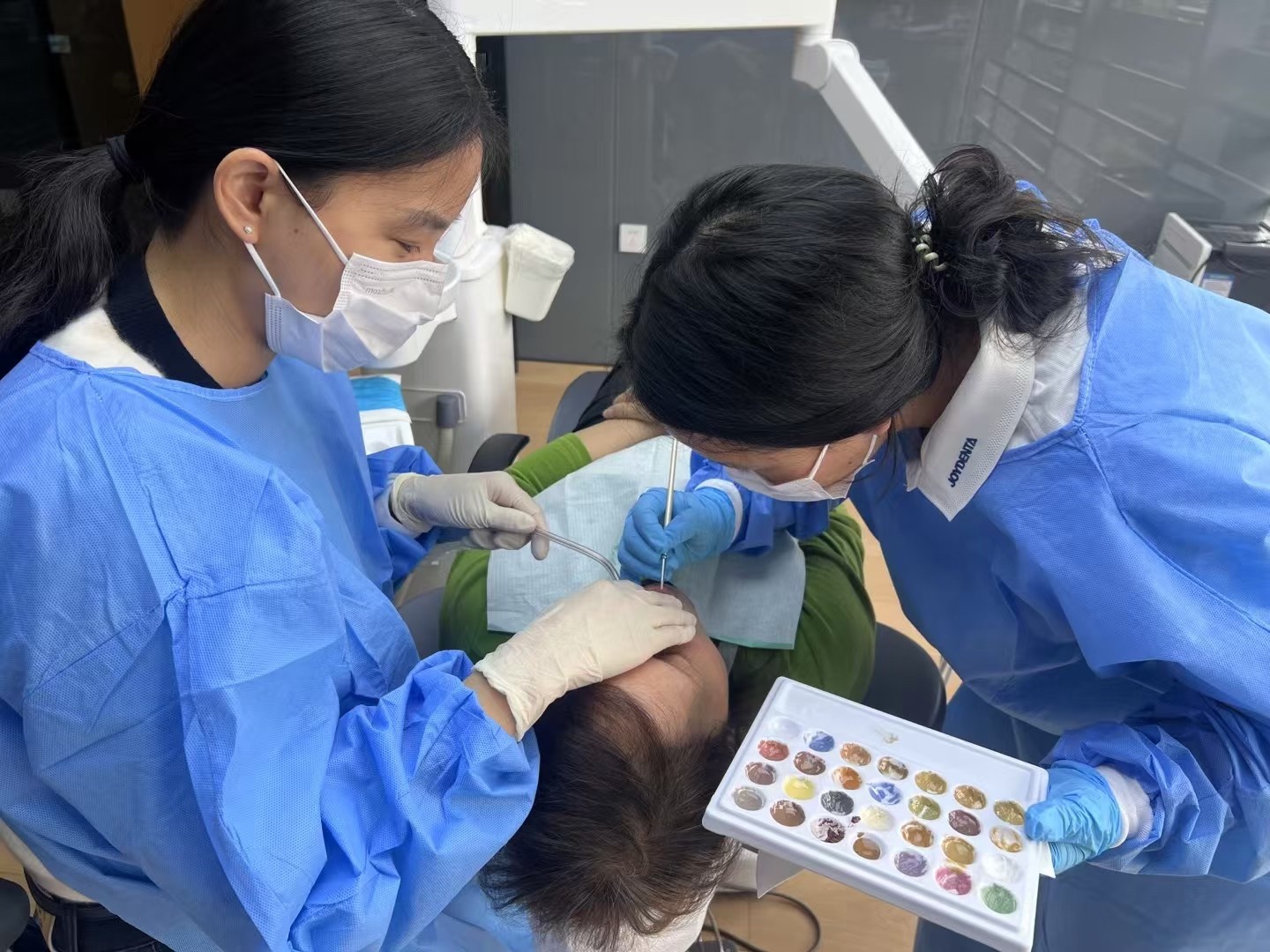 Últimos blogs de la empresa sobre Técnicos de color sofisticados están coloreando los dientes del paciente